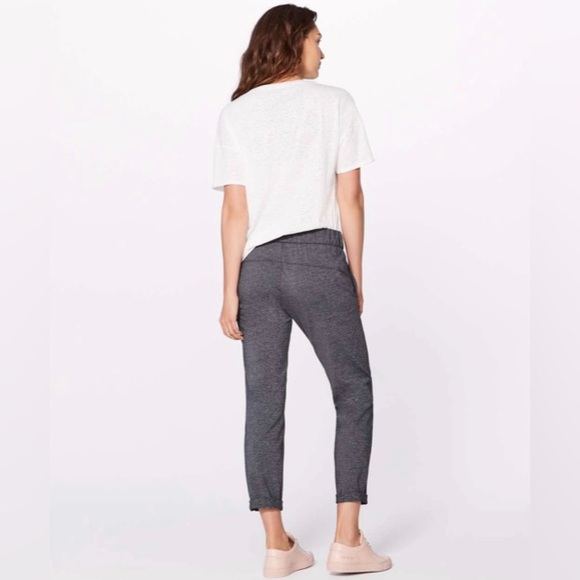 Lululemon On The Fly Pant' in Heathered Black Size 6 - Picture 6 of 10
